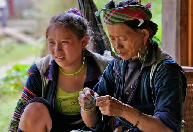 hmong women, hmong village, hmong guides, hmong culture tavan village