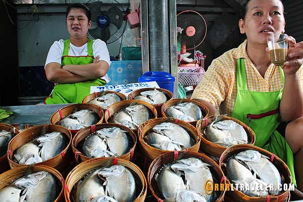 crazy railway market thailand maeklong