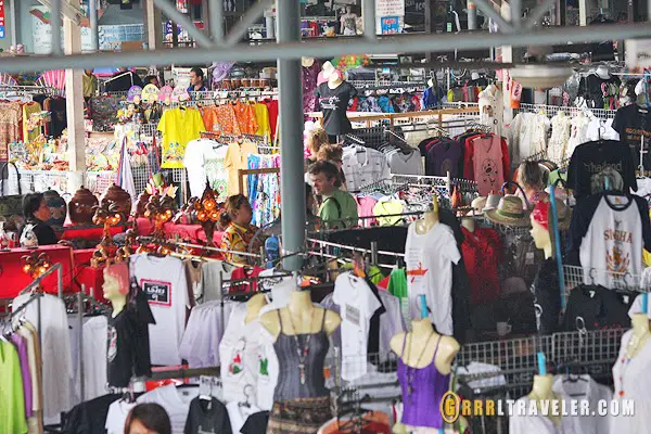 souvenirs shops at damnoen saduak floating market, shopping in thailand, shopping at thai markets