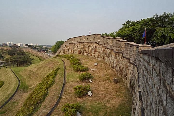 suwon fortress walls, hwaseong fortress unesco, world heritage sites korea, suwon fortress historical photos, suwon hwaseong fortress korea, joseon dynasty