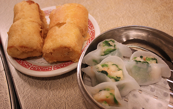 chinese rice rolls, dim sum, hom wah tea parlor, food tour nyc