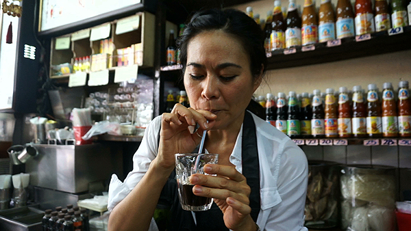 thai herbal drinks, thai medicinal drinks, Fruit market What are the popular fruits of Thailand? Lychee, dragon fruit, longan Wa Tow Chinese Grocer What town named after military Doctor Who cured brain disease. Today, it's an herbal medicine shop that houses many medicinal drinks which claim to cure a variety of ailments.