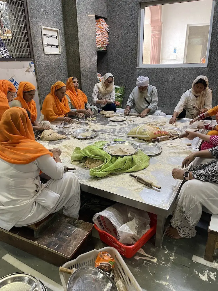 delhi volunteering in a sikh kitchen