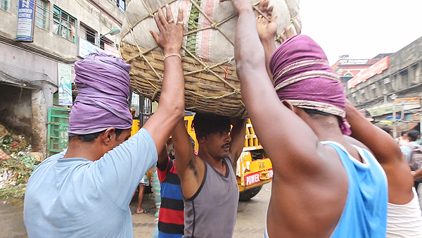 kolay market laborers, burrabazaar, Things to do in kolkata, kolay market