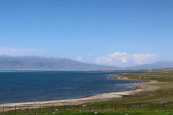 tibetan flags, qinghai lake, biggest lake in china, biggest saltwater lake in china