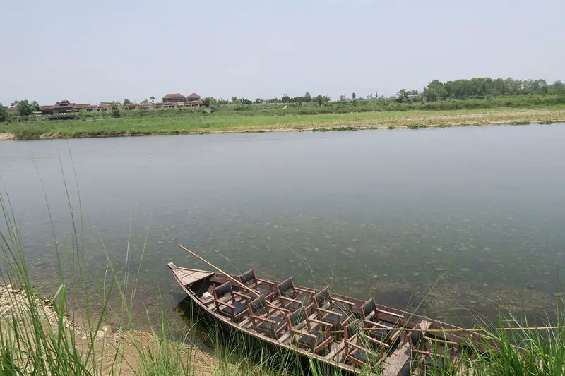 Rapti River, boat safari chitwan, meghauli serai