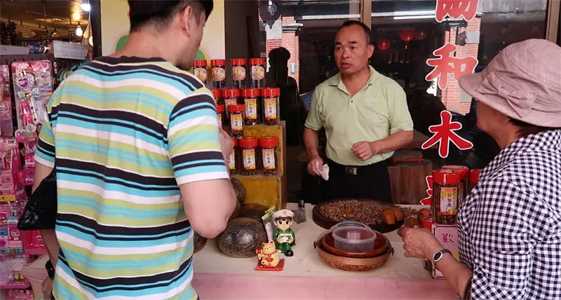 Daxi vendor selling herbal remedies