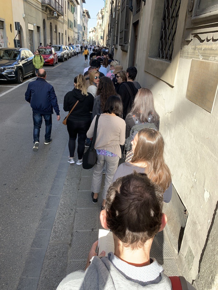 queue to get into the galleria dellla accademia florence